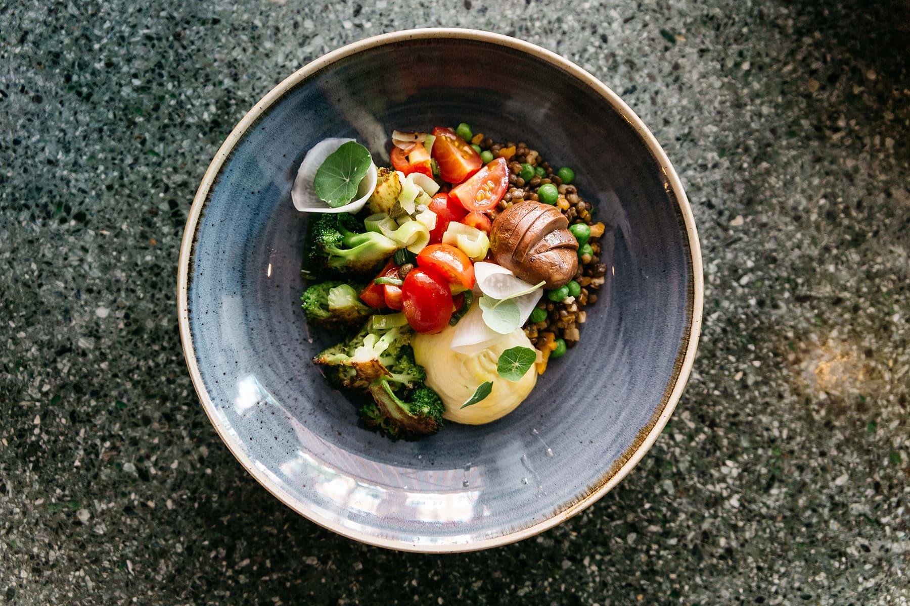 Linzensalade met prei, broccoli, rouille, tomaat, panne gratato