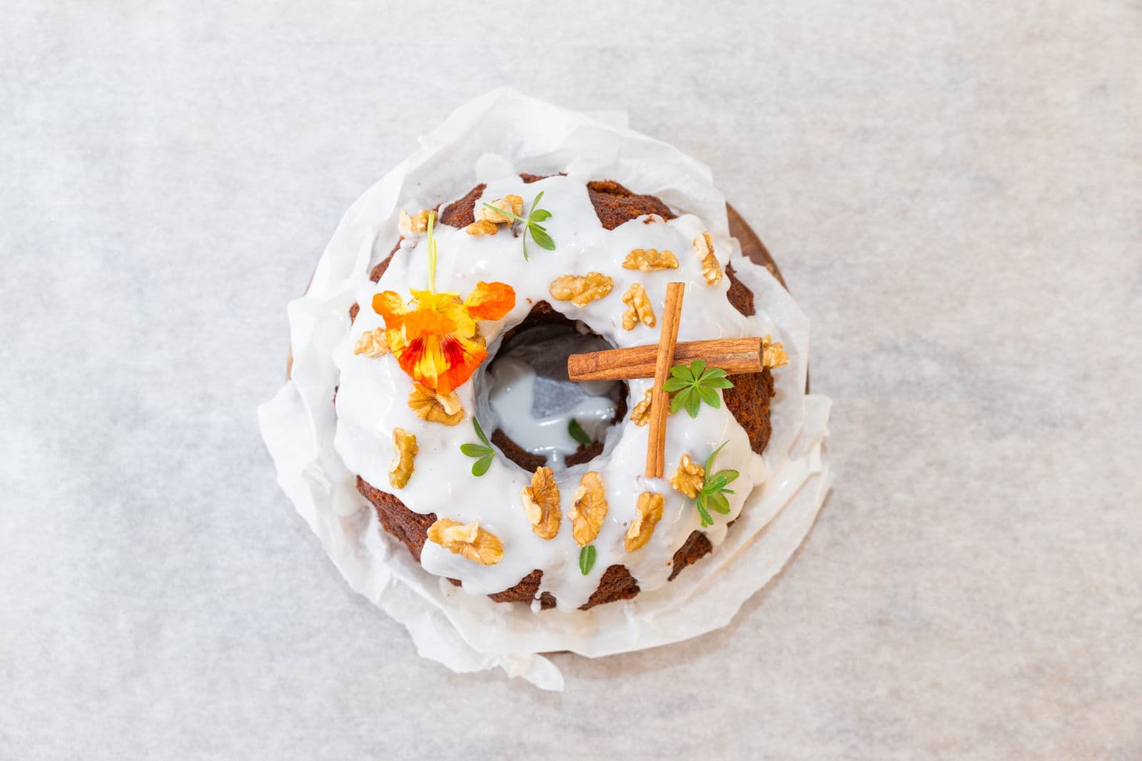 Worteltaart met Gkazas olijfolie, sinaasappel en steranijs