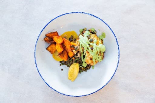 Geroosterde bloemkool met prei mayonaise, gele biet, Du Puy linzen, geroosterde pompoen en gefrituurde mosterd