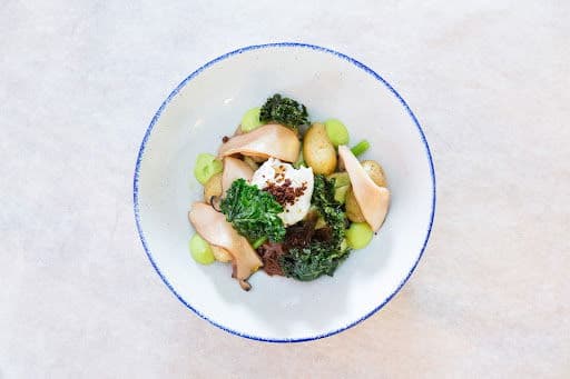 Langzaam gegaarde krielaardappeltjes in bouillon met sperziebonen in rode uiencompote, gepocheerd ei, gefrituurde grove mosterd, prei mayonaise en gepikkelde koolraap